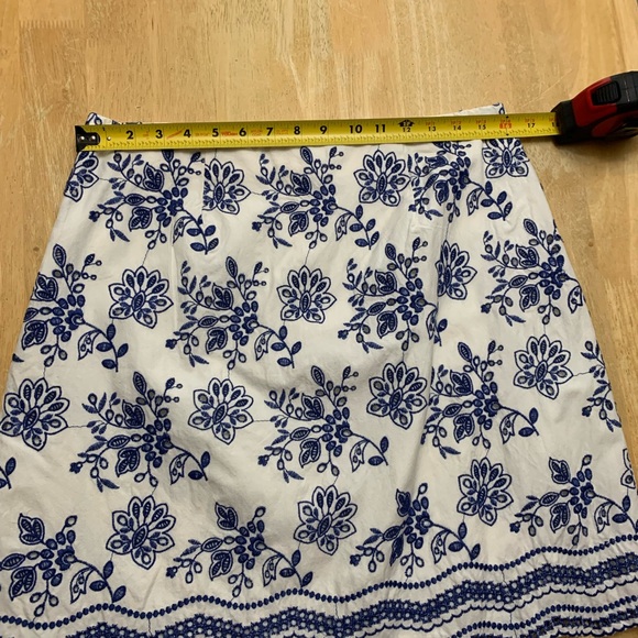 *2/$30* Loft Ivory Blue Floral Embroidered Eyelet Knee Length Skirt Size 8 Lined - Picture 7 of 8